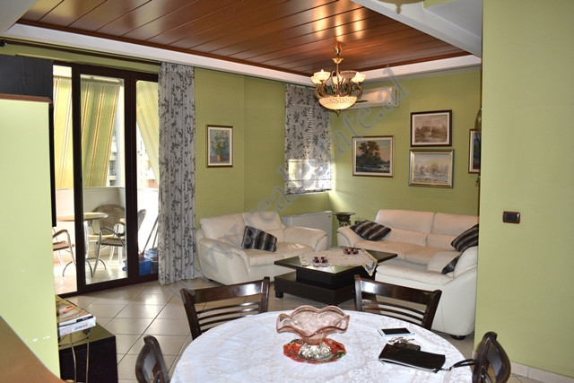 Apartament 2+1 me qira prane Institutit Harry Fultz&nbsp;ne Tirane.
Pozicionohet ne katin e shtate 